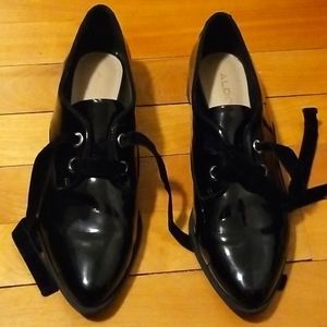 Patent genuine leather oxfords with velvet laces